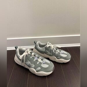 Nike Tech Hera Women’s Size 7 
Light Silver/Sail/Flat Pewter/Mica Green